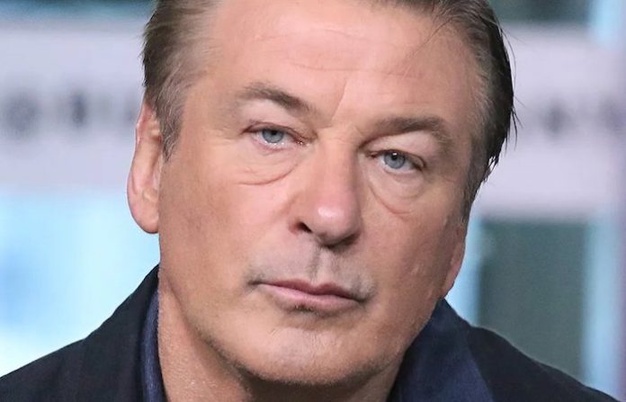 Condenan pena máxima a armera de película donde Alec Baldwin mató accidentalmente a una mujer