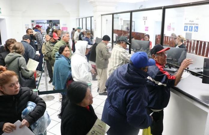 Acuden contribuyentes a cumplir con predial en Guadalupe