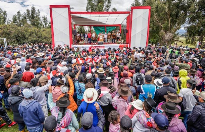 Zarandean a la presidenta peruana Dina Boluarte durante una visita a Ayacucho