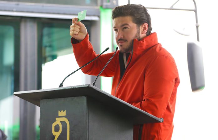 Entrega Samuel García al menos 10 mil tarjetas de transporte público a personas vulnerables