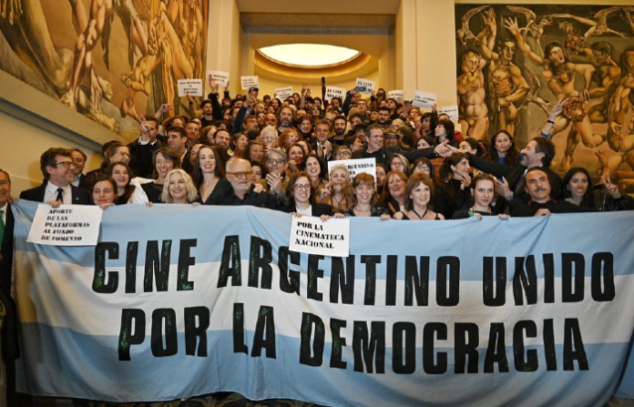 Protestan cineastas contra desmantelamiento de INCAA en Argentina