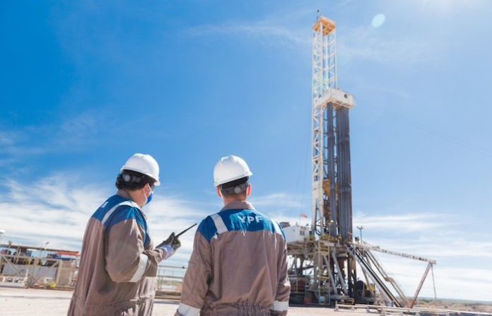 Petrolera estatal argentina YPF firma acuerdo de exportación de GNL con India