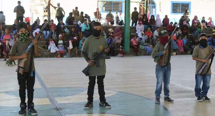 Decenas de niños y niñas realizan labores de seguridad armada en el sur México