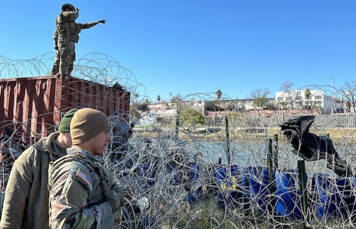 Texas despliega más de 160 kilómetros de alambrada en su frontera con México