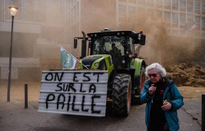 Agricultores franceses siguen bloqueando 12 autopistas pese a concesiones de autoridades