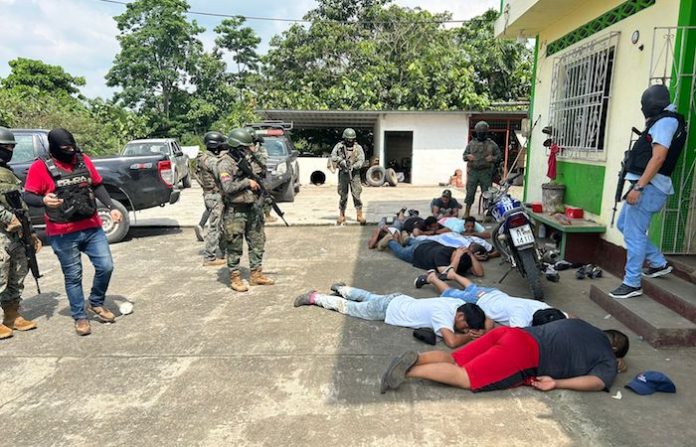 Las muertes violentas diarias en Ecuador bajaron de 27,8 a 10,6, según ministra