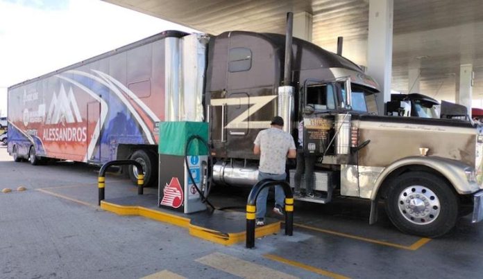 Esta en la frontera la caravana que transporte a los autos Nascar México a Los Ángeles