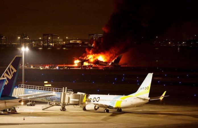 Al menos cinco muertos y 14 heridos tras el choque de dos aviones en Tokio
