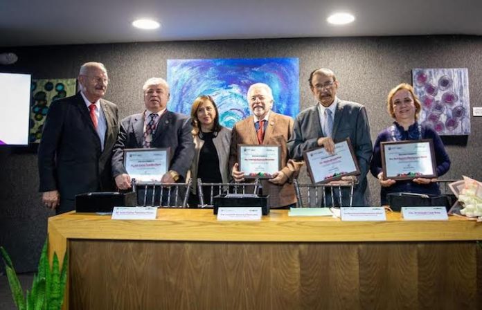 Honra Guadalupe al historiador Israel Cavazos