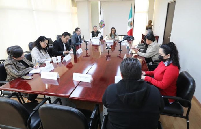 Lorena de la Garza lleva a cabo una mesa de diálogo para aseguramiento de vehículos por daños a terceros