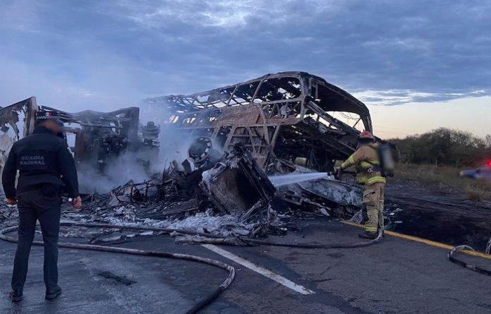 Mueren 22 personas en choque de un autobús con un tráiler en Sinaloa
