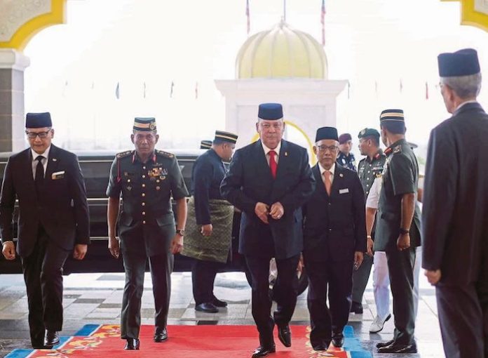 El sultán Ibrahim Iskandar presta juramento como nuevo rey de Malasia