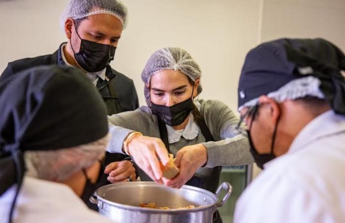 Preparan jóvenes con discapacidad los tamales para celebrar el Día de la Candelaria en Guadalupe