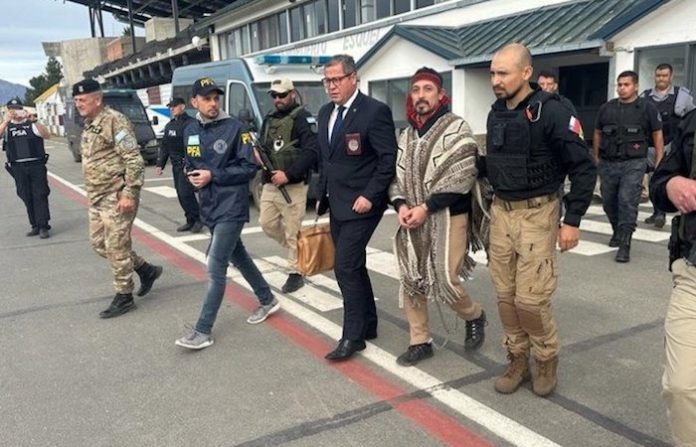 Líder mapuche preso en Argentina es extraditado a Chile en medio de un fuerte operativo