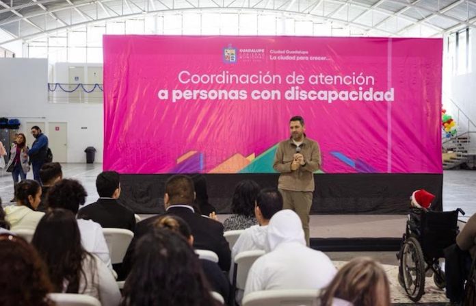 Gradúa DIF Guadalupe a personal y ciudadanos en lenguaje de señas mexicanas