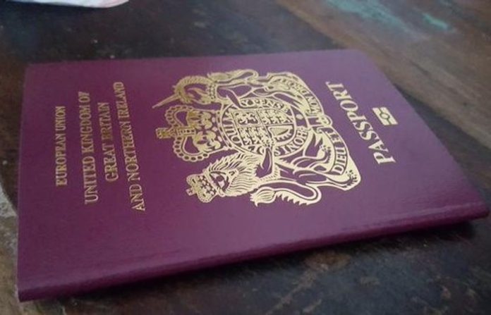 La policía británica recurre a fotos de los documentos de identidad de los ingleses