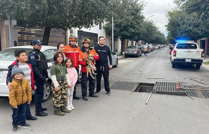 PC Escobedo rescata a “Boby” de una alcantarilla