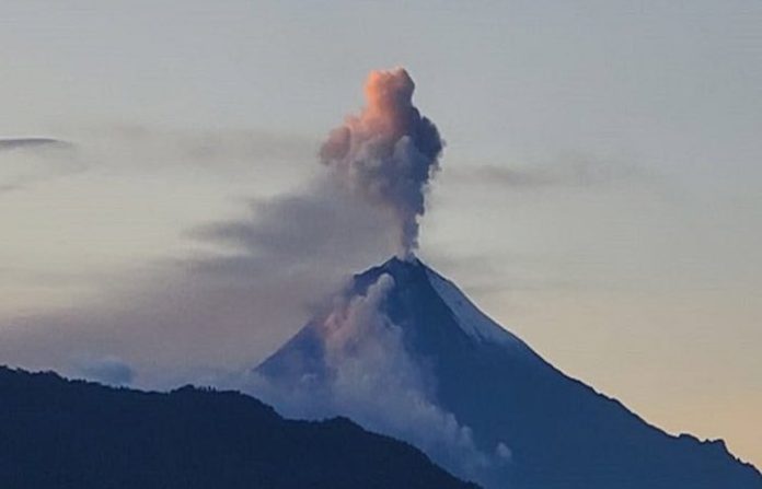 Volcán Sangay, de Ecuador, registra emisión de gases y material volcánico