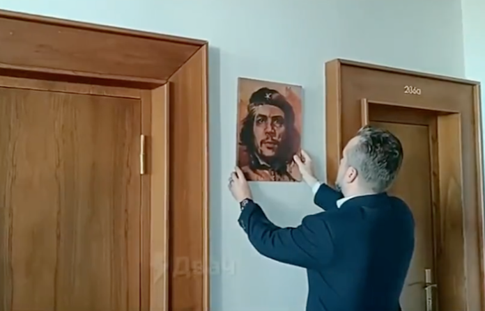 Video: Se lanza una investigación por retrato de Che Guevara en la oficina de alto cargo eslovaco