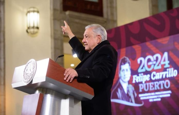 Aprobación de López Obrador sube a 60% a un mes de las elecciones en México
