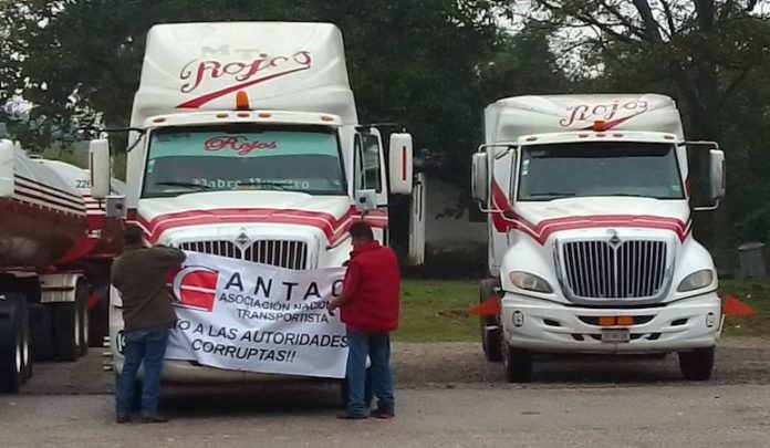 Transportistas mexicanos realizan paro para exigir seguridad en carreteras