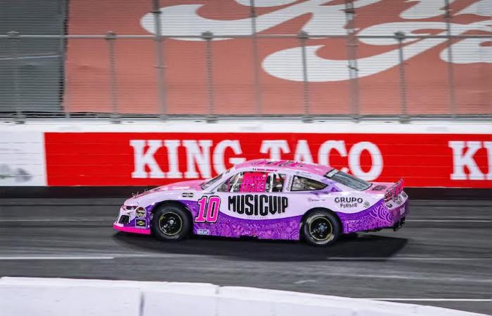 Inicio firme de Regina Sirvent y la Escudería Firme Racing, en el Memorial Coliseum de Los Ángeles