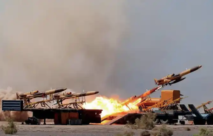 Unos 3 drones atacan una base estadounidense en el campo de petróleo sirio Omar