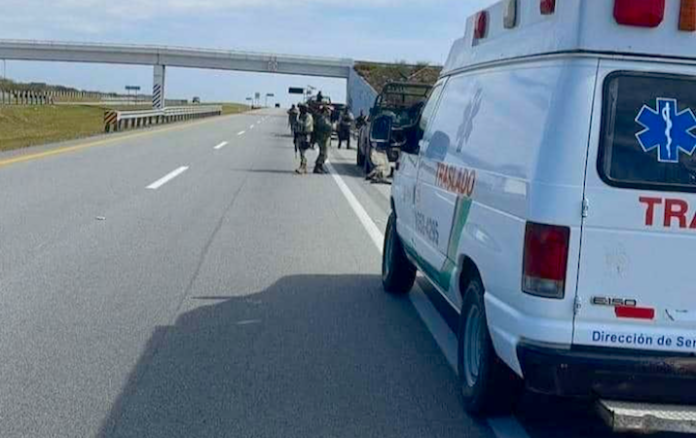 Choque entre camión de carga y unidad de la SEDENA deja 5 heridos