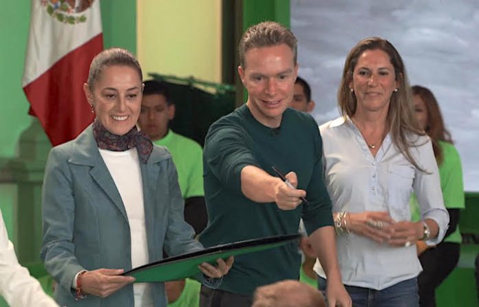 Claudia Sheinbaum recibe constancia como candidata del PVEM a la Presidencia de México