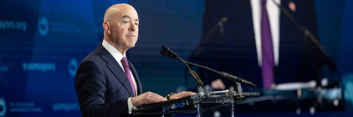 Congresistas de EU votan a favor de someter a juicio político a Alejandro Mayorkas