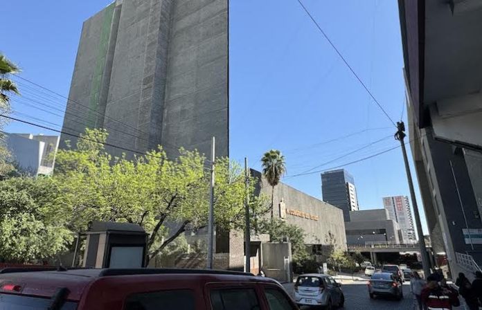 Congreso de NL se ilumina en apoyo a la lucha contra el cáncer