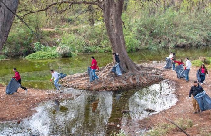 El diputado federal José Luis Garza Ochoa lleva limpieza al Río La Silla