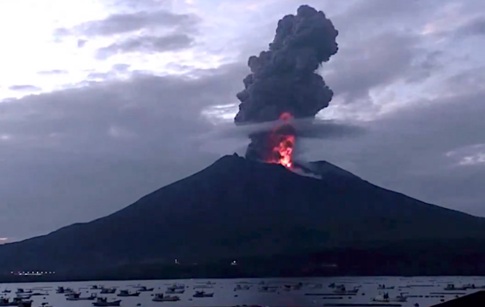 Registran erupción del cráter Minamidake del volcán Sakurajima de Japón
