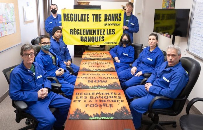 Activistas de Greenpeace irrumpen en oficina de ministra canadiense de Finanzas