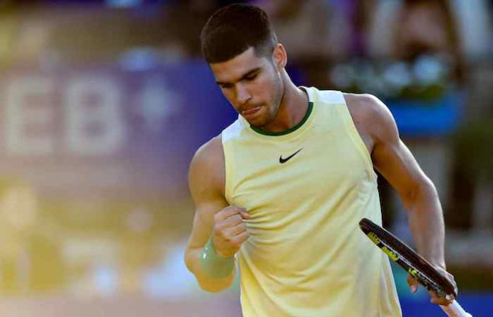 Alcaraz saca adelante un duro estreno en Buenos Aires