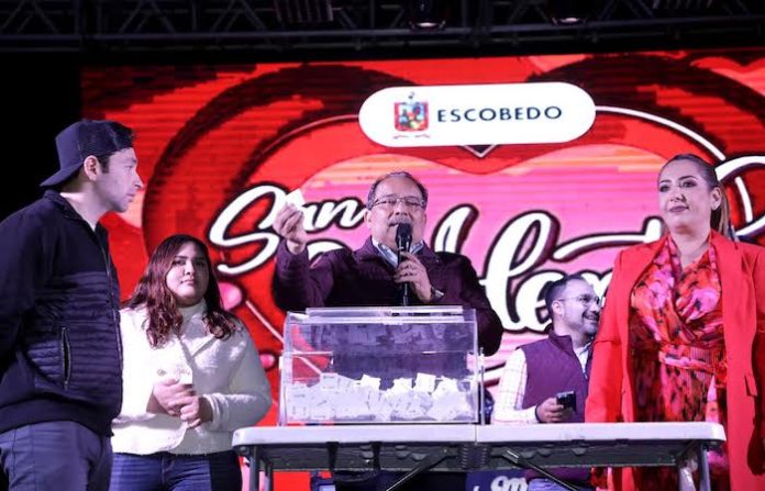 Disfrutan una noche romántica en Escobedo