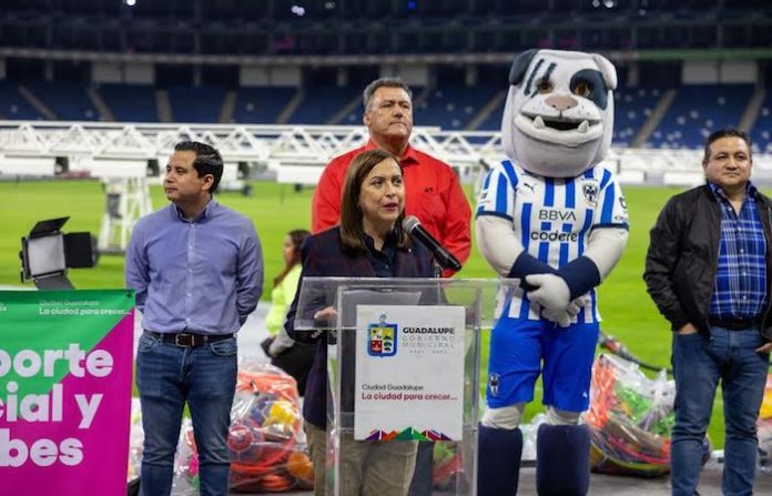 Entregan kits a clubes de Guadalupe