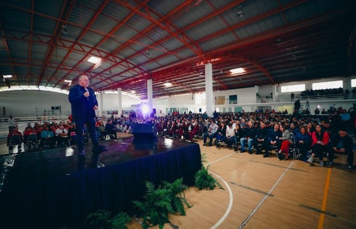 Advierte hijo de Pablo Escobar sobre riesgos de adicciones