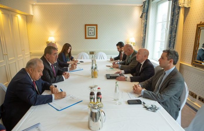 Presidente de Guatemala se reúne con secretario de Seguridad Nacional de EU en Alemania
