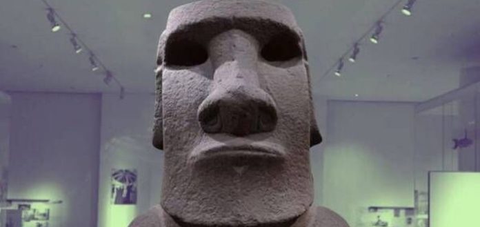 Chilenos, incluido el presidente Boric, exigen al Museo Británico que regrese estatua moái