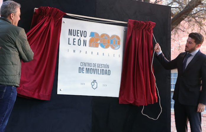 Devela Samuel García placa conmemorativa de los 200 años de NL en el Centro de Gestión de Movilidad