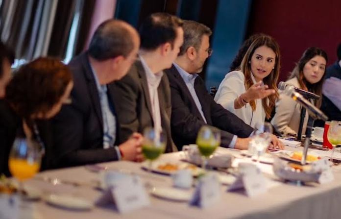 Presenta Lorena de la Garza temas de movilidad ante miembros de CAINTRA