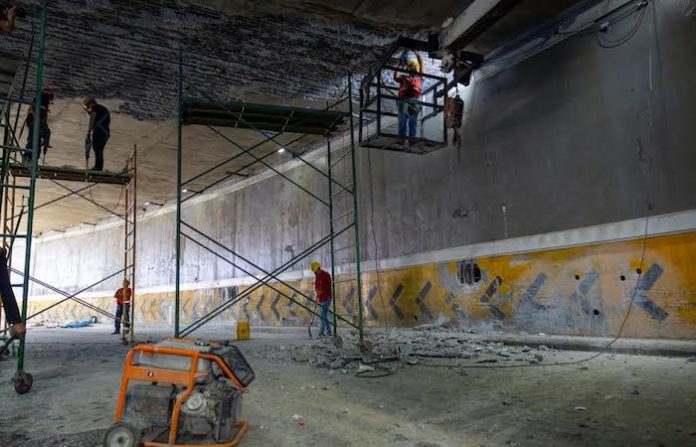 Retiran losas de material dañado del paso deprimido ubicado en las avenidas Eloy Cavazos y Las Américas