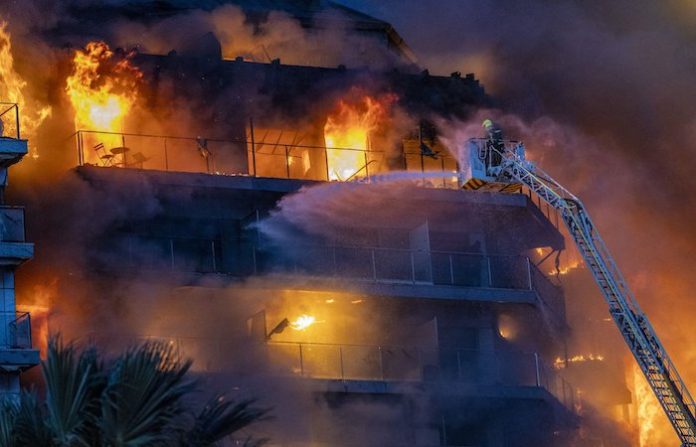 Al menos cuatro muertos y 14 heridos por incendio en Valencia