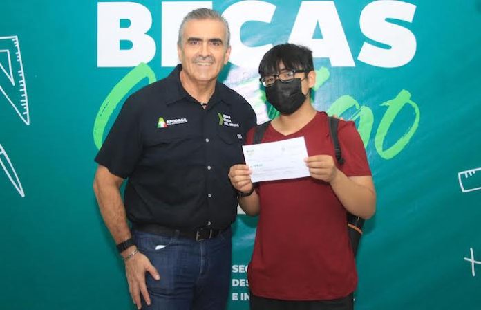 Beca Apodaca a casi 8 mil estudiantes de preparatoria y universidad