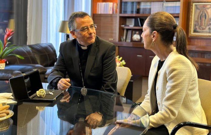 Claudia Sheinbaum entrega rosa de plata bendecida por el Papa Francisco a la Basílica de Guadalupe