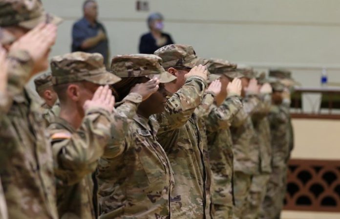 Gobernador de Florida envía tropas adicionales a Texas para enfrentar crisis fronteriza