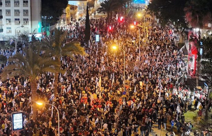 La policía dispersa una protesta antigubernamental en Tel Aviv