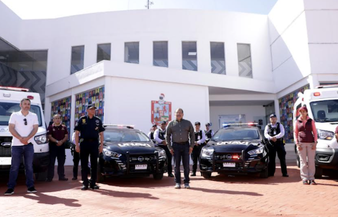 Andrés Mijes realiza entrega de ambulancias y patrullas a Protección Civil