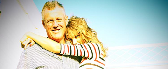 Agrede padre de Taylor Swift a fotógrafo; aseguran que era para defender a empleada